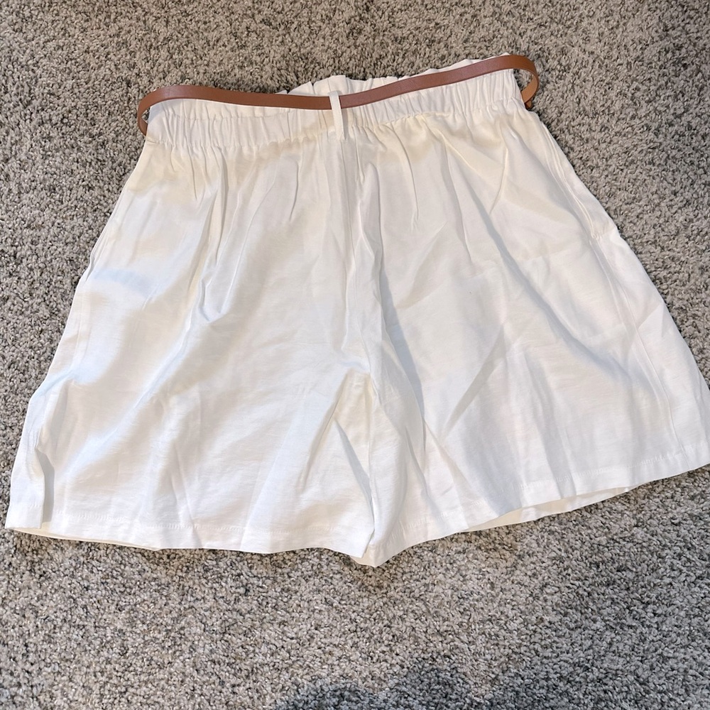 High Waist Pleated Women’s Shorts - White - Picture 14 of 16